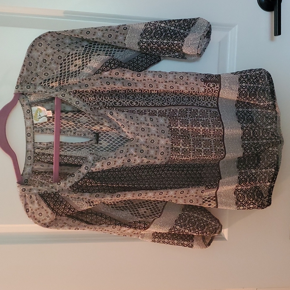 Fig and flower gray black multi pattern boho top light weight szps button @neck